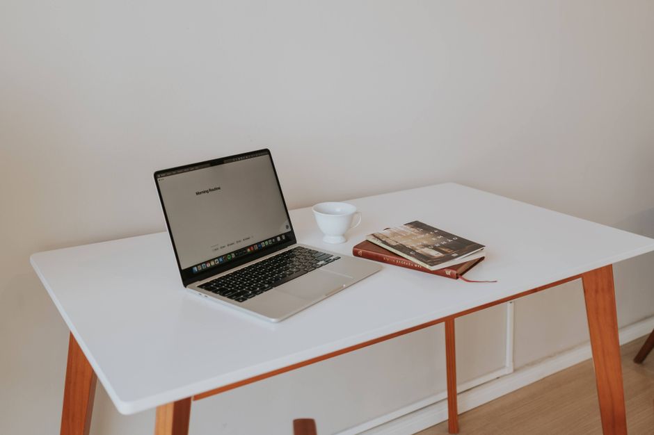 Workspace s cvijećem i ugodnom atmosferom
